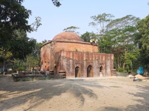 মজিদবাড়িয়া শাহী মসজিদ, মির্জাগঞ্জ, পটুয়াখালী: প্রাচীন ইসলামি স্থাপত্য ও ধর্মীয় ঐতিহ্যে সমৃদ্ধ এক শাহী মসজিদ, যা দর্শনার্থীদের মুগ্ধ করে।