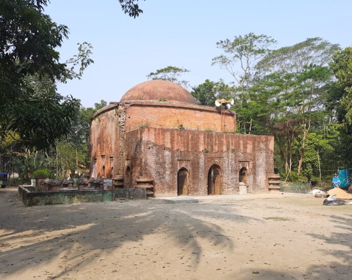 মজিদবাড়িয়া শাহী মসজিদ, মির্জাগঞ্জ, পটুয়াখালী: প্রাচীন ইসলামি স্থাপত্য ও ধর্মীয় ঐতিহ্যে সমৃদ্ধ এক শাহী মসজিদ, যা দর্শনার্থীদের মুগ্ধ করে।
